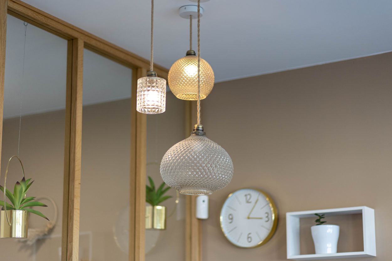 Des luminaires en verre à côté d'une verrière